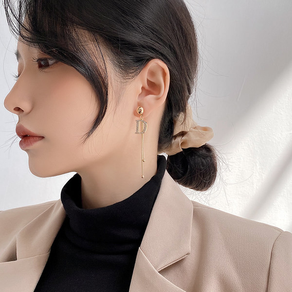 Moderne duge naušnice s kamenčićima