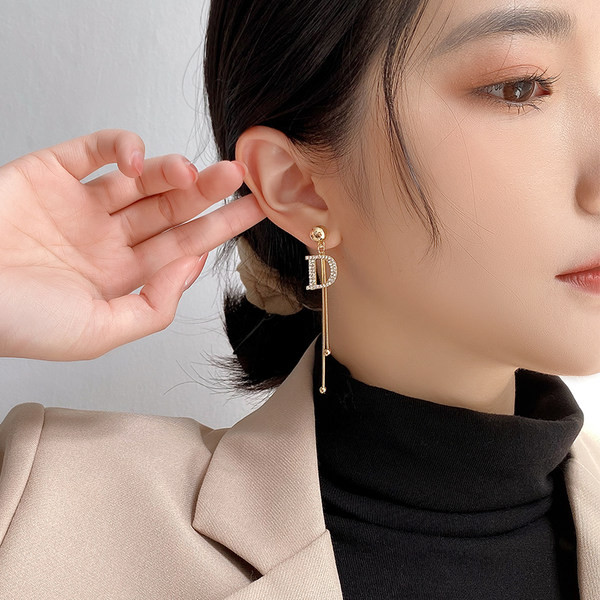 Moderne duge naušnice s kamenčićima