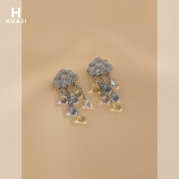 Moodsad pilvekujuliste kividega kõrvarõngad