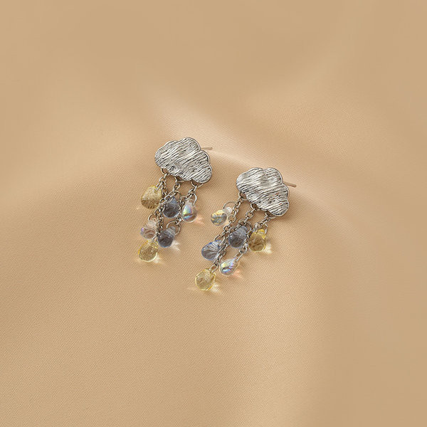 Moodsad pilvekujuliste kividega kõrvarõngad