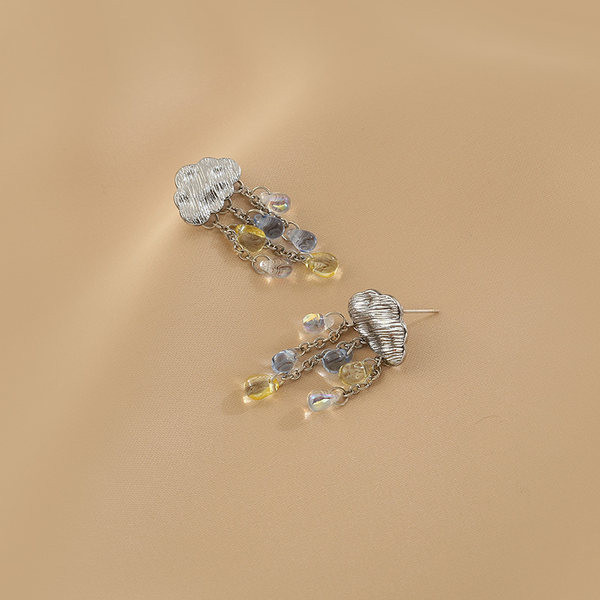 Moodsad pilvekujuliste kividega kõrvarõngad