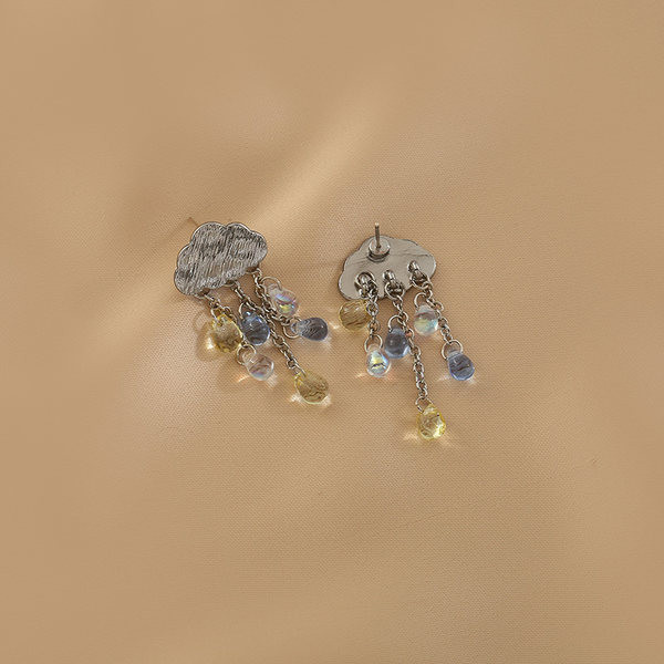 Moodsad pilvekujuliste kividega kõrvarõngad