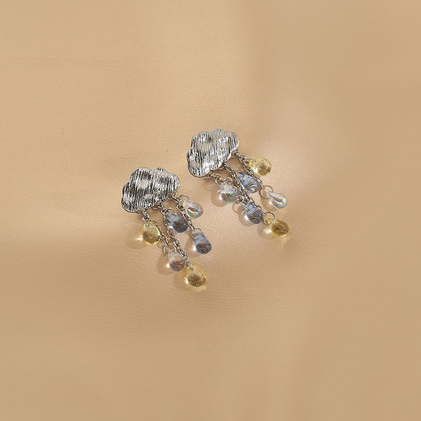 Moodsad pilvekujuliste kividega kõrvarõngad