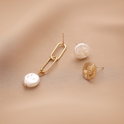 Γυναικεία σκουλαρίκια σε λευκό και χρυσό χρώμα