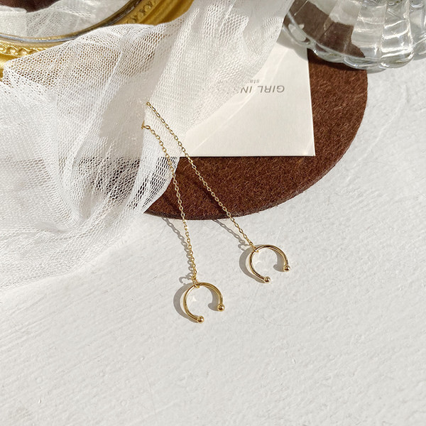 Novi model dugih naušnica u zlatnoj boji