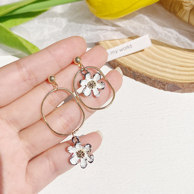 Lilleripatsiga naiste kõrvarõngad