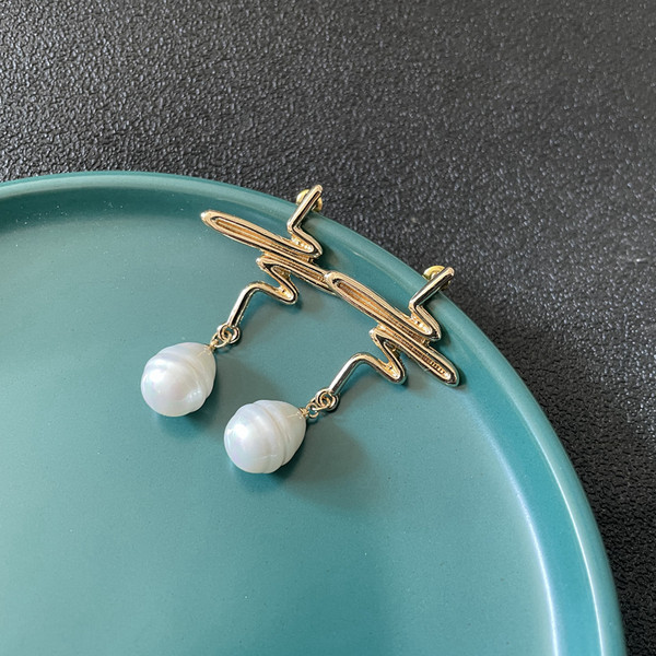 Γυναικεία μη τυποποιημένα σκουλαρίκια με μενταγιόν