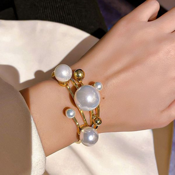 Μοντέρνο γυναικείο βραχιόλι με διακόσμηση με πέρλες