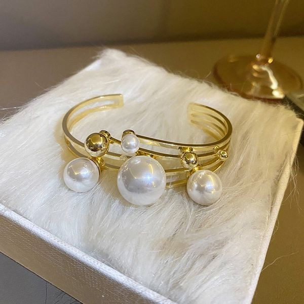 Μοντέρνο γυναικείο βραχιόλι με διακόσμηση με πέρλες