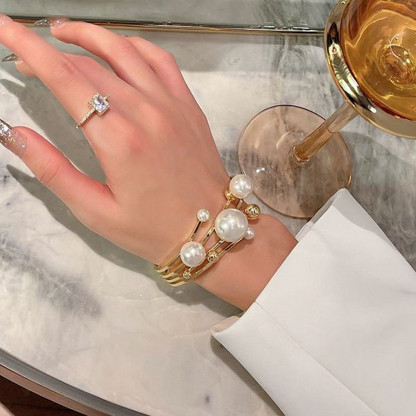 Μοντέρνο γυναικείο βραχιόλι με διακόσμηση με πέρλες