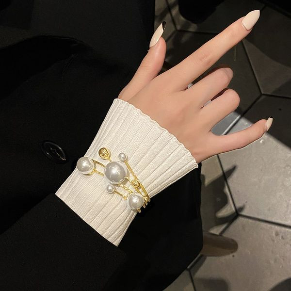 Μοντέρνο γυναικείο βραχιόλι με διακόσμηση με πέρλες