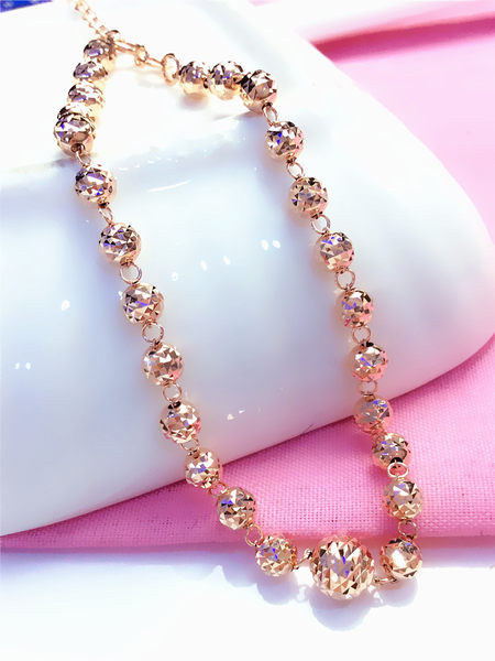 Kuldne naiste käevõru reljeefsete helmestega