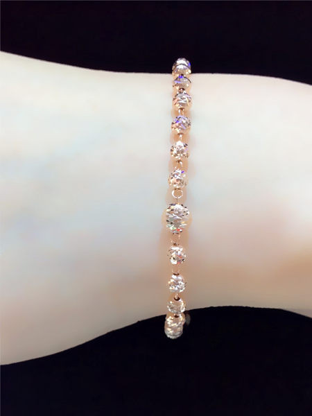 Kuldne naiste käevõru reljeefsete helmestega