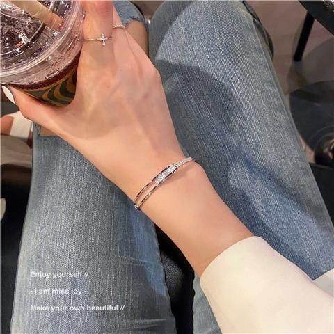 Srebrna ženska narukvica sa kamenčićima