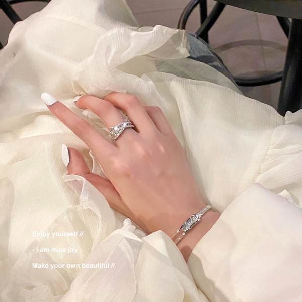 Srebrna ženska narukvica sa kamenčićima