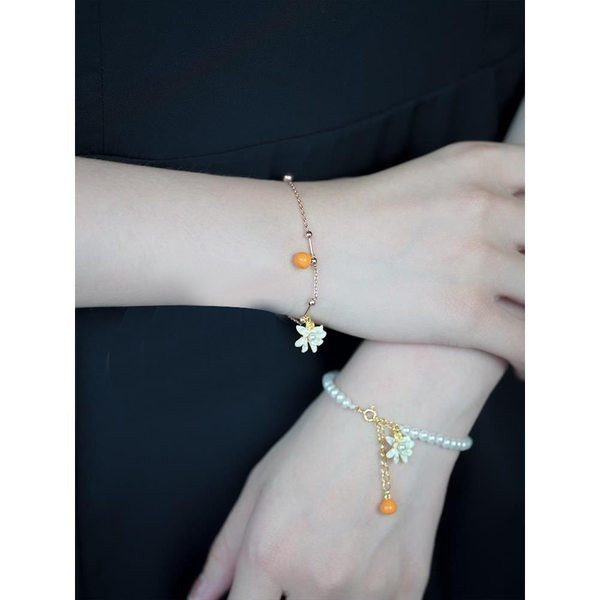 Γυναικείο μαργαριτάρι βραχιόλι με μενταγιόν λουλουδιών