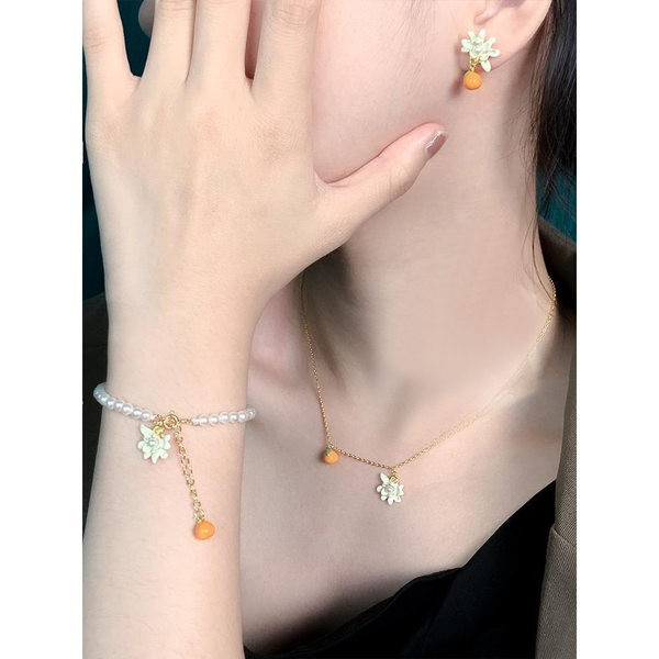 Γυναικείο μαργαριτάρι βραχιόλι με μενταγιόν λουλουδιών