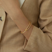 Μοντέρνο γυναικείο βραχιόλι με πέτρες σε χρυσό χρώμα