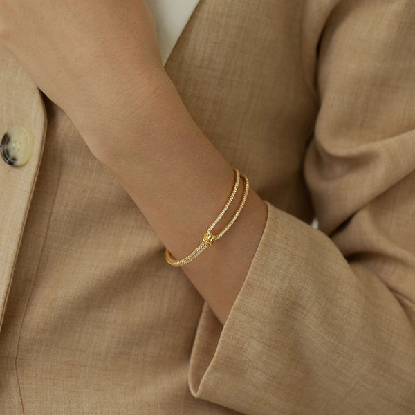 Μοντέρνο γυναικείο βραχιόλι με πέτρες σε χρυσό χρώμα