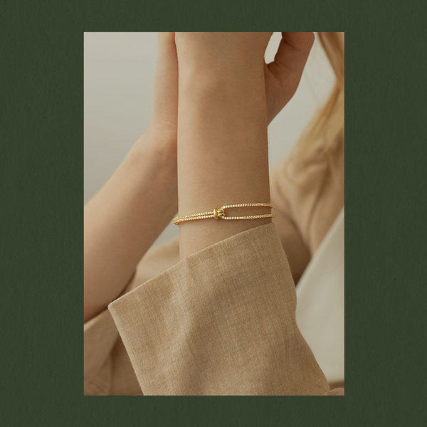 Μοντέρνο γυναικείο βραχιόλι με πέτρες σε χρυσό χρώμα