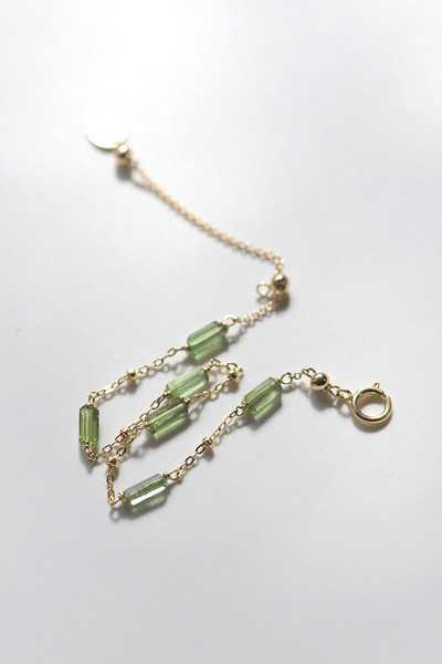 Λεπτό γυναικείο βραχιόλι με διακοσμητικές πράσινες πέτρες