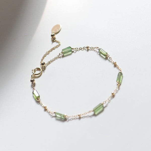 Λεπτό γυναικείο βραχιόλι με διακοσμητικές πράσινες πέτρες