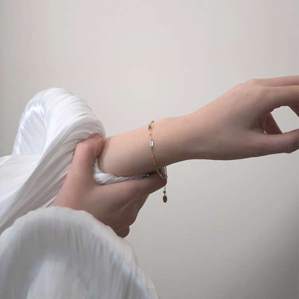 Λεπτό γυναικείο βραχιόλι με διακοσμητικές πράσινες πέτρες