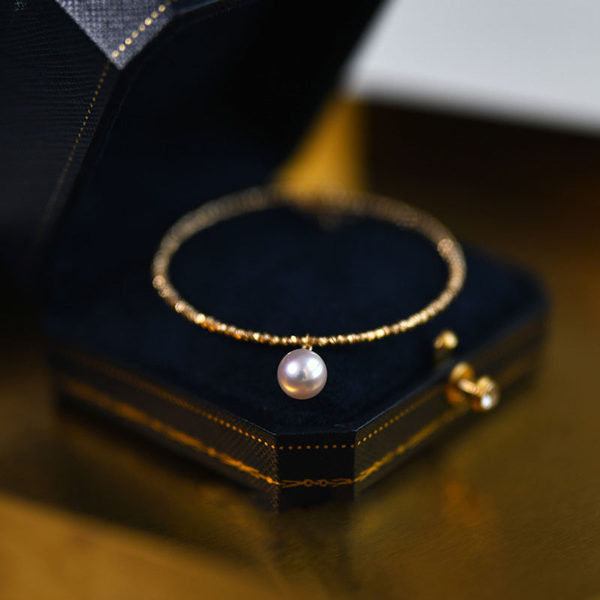 Μοντέρνο γυναικείο χρυσό βραχιόλι με πέρλα