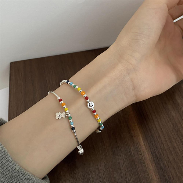 Μοντέρνο γυναικείο βραχιόλι με χρωματιστές χάντρες