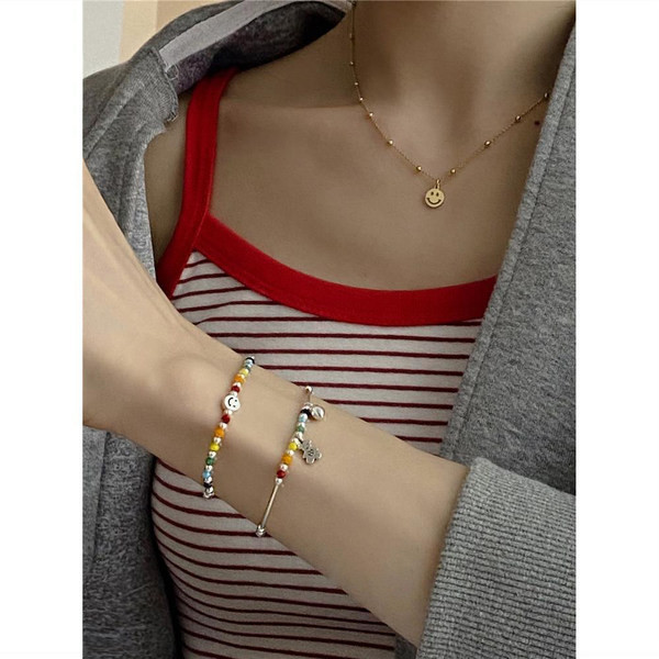 Μοντέρνο γυναικείο βραχιόλι με χρωματιστές χάντρες