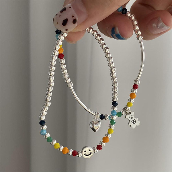 Μοντέρνο γυναικείο βραχιόλι με χρωματιστές χάντρες