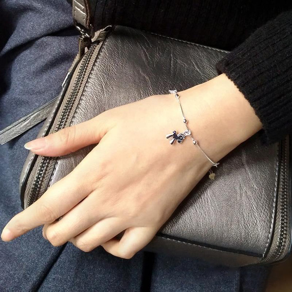 Ασημένιο χρώμα γυναικείο βραχιόλι με μενταγιόν