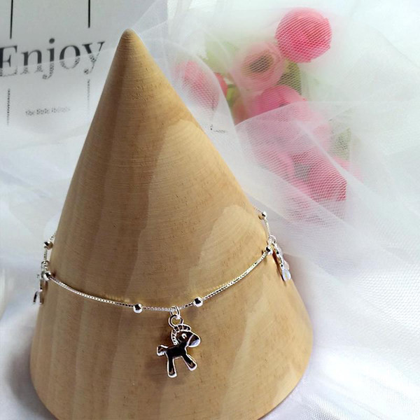 Ασημένιο χρώμα γυναικείο βραχιόλι με μενταγιόν