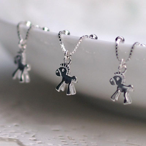 Ασημένιο χρώμα γυναικείο βραχιόλι με μενταγιόν