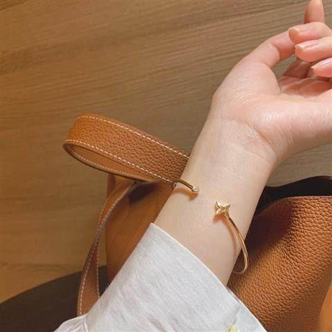 Neljalehelise ristikuga kaunistatud naiste käevõru