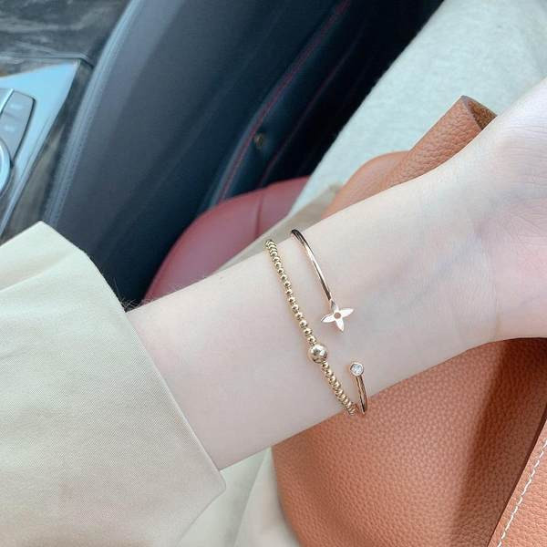 Neljalehelise ristikuga kaunistatud naiste käevõru