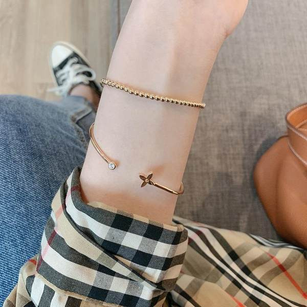 Neljalehelise ristikuga kaunistatud naiste käevõru