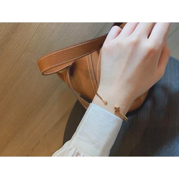 Neljalehelise ristikuga kaunistatud naiste käevõru