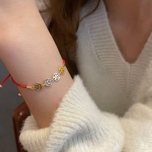 Μοντέρνο γυναικείο βραχιόλι με χρυσά μενταγιόν