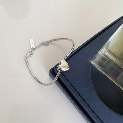 Μοντέρνο γυναικείο ασημένιο βραχιόλι με διακόσμηση καρδιά