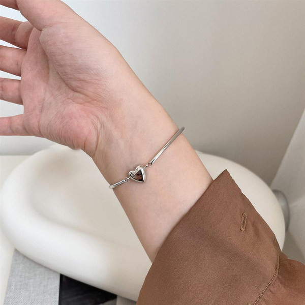 Μοντέρνο γυναικείο ασημένιο βραχιόλι με διακόσμηση καρδιά