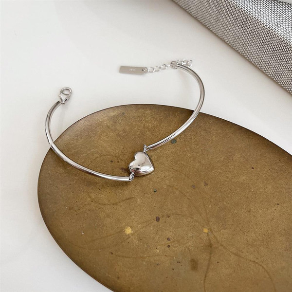 Μοντέρνο γυναικείο ασημένιο βραχιόλι με διακόσμηση καρδιά