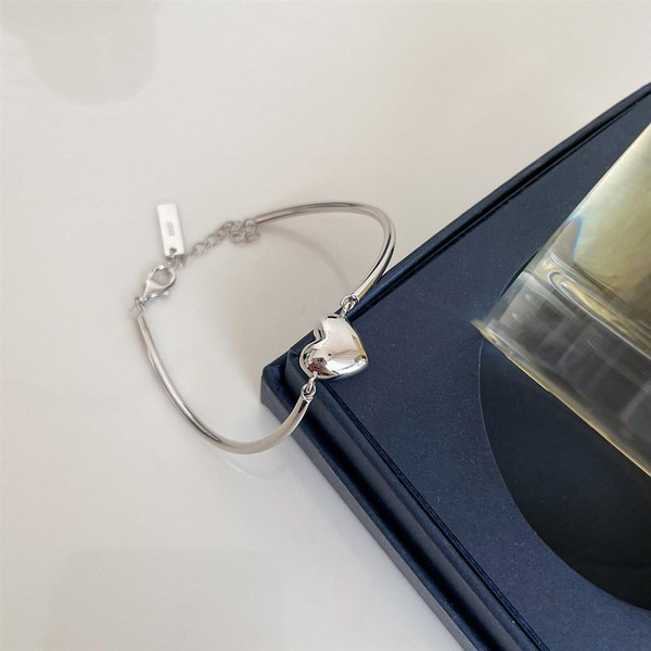 Μοντέρνο γυναικείο ασημένιο βραχιόλι με διακόσμηση καρδιά