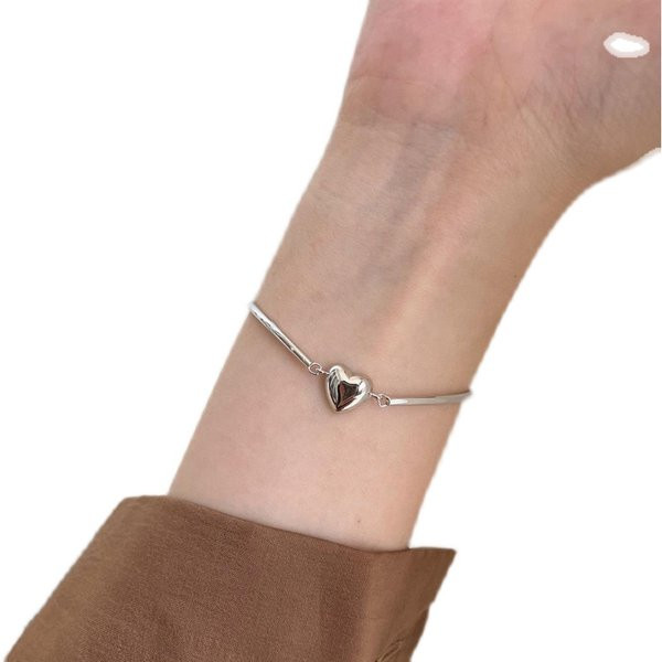 Μοντέρνο γυναικείο ασημένιο βραχιόλι με διακόσμηση καρδιά