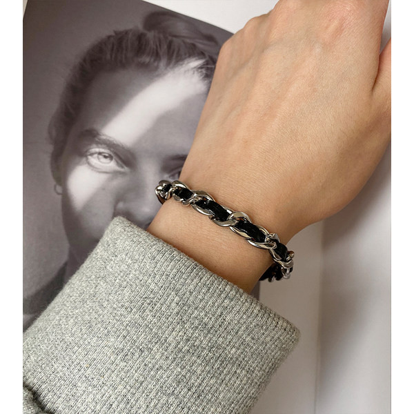 Casual γυναικείο βραχιόλι σε μαύρο χρώμα
