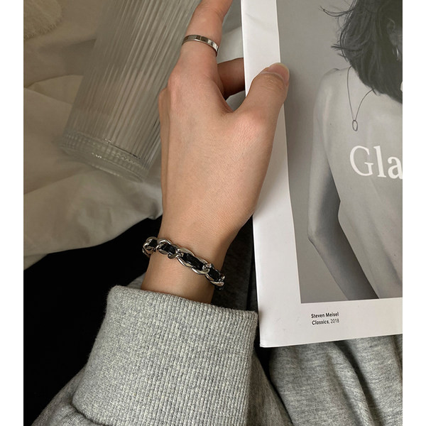 Casual γυναικείο βραχιόλι σε μαύρο χρώμα