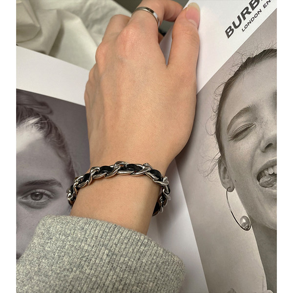 Casual γυναικείο βραχιόλι σε μαύρο χρώμα