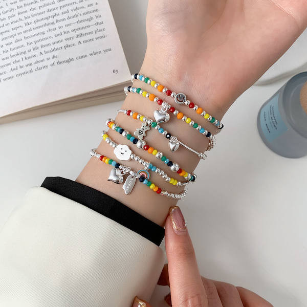 Γυναικείο βραχιόλι με χρωματιστές χάντρες και μενταγιόν