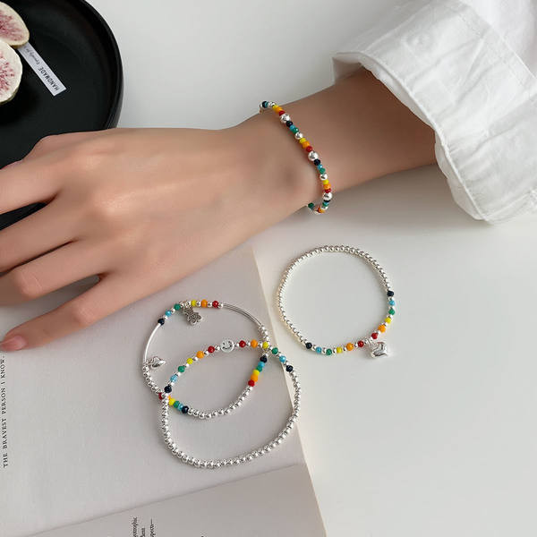 Γυναικείο βραχιόλι με χρωματιστές χάντρες και μενταγιόν
