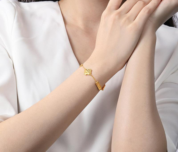 Μοντέρνο γυναικείο βραχιόλι σε χρυσό χρώμα